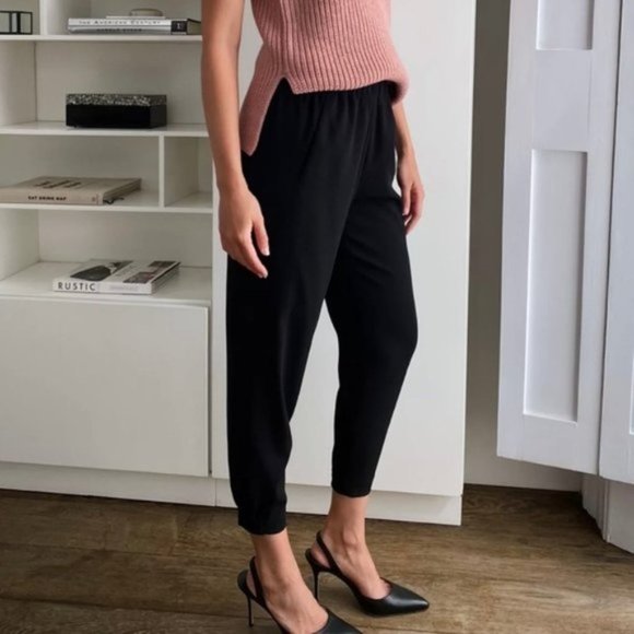 Aritzia Pants - Aritzia Babaton black Dexter tapered crepe pants - XS.